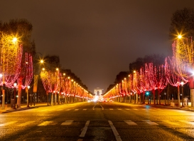 Vue de nuit sur les champs Elysée avec les illuminations de fin d'année de couleur rouge